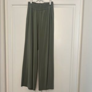 Vuori Sage Wide-Leg Pants in Pistachio Size Small Regular Length
